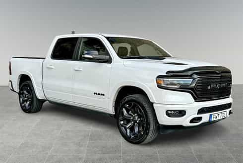 Vit RAM 1500 Crew Cab Limited Night Edition stulen på Kållandsö utanför Lidköping